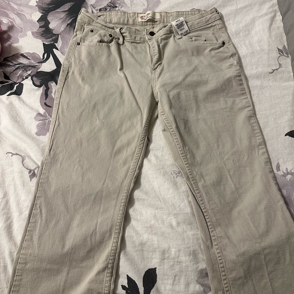 Levi’s Strauss Signature Low rise Bootcut 12 Short cream color.